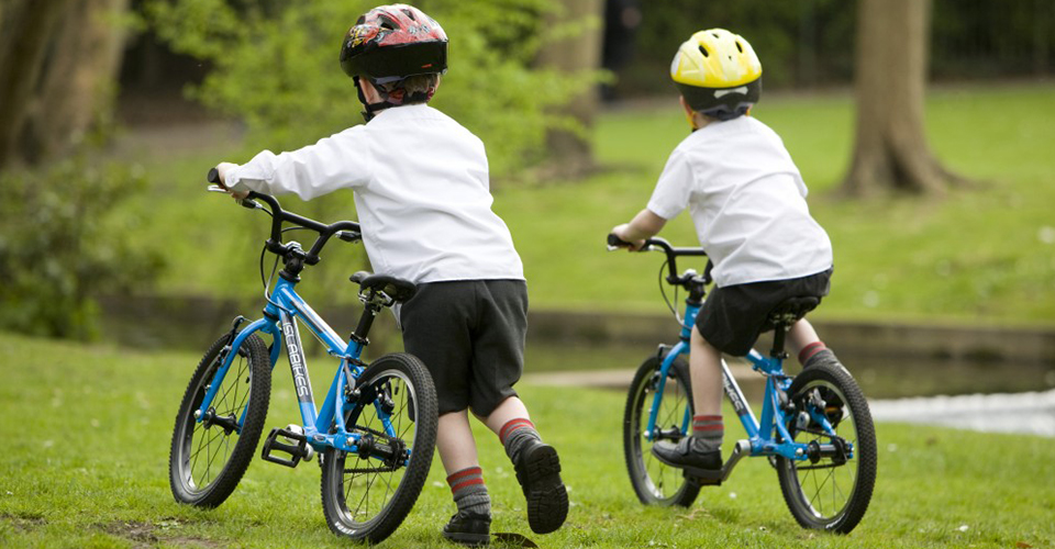 Фото двоих детей на детских велосипедах