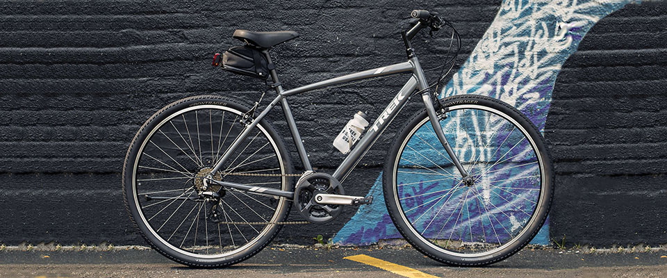 Фото гибридного велосипеда у стены