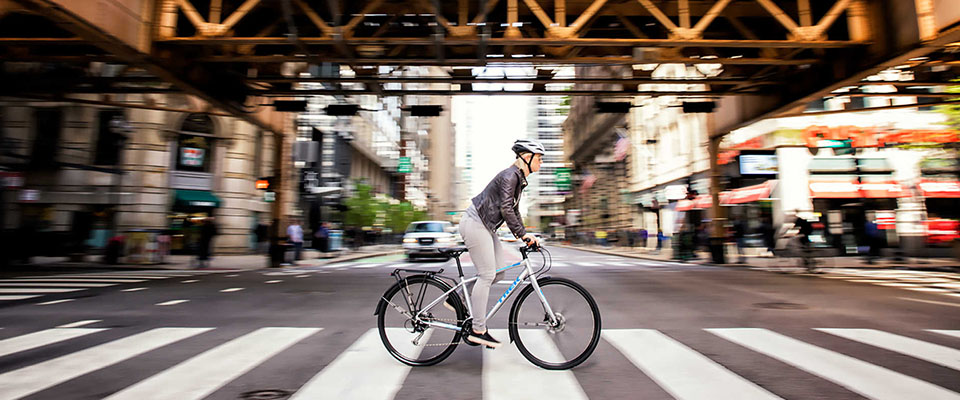 Фото гибридного велосипеда в городе