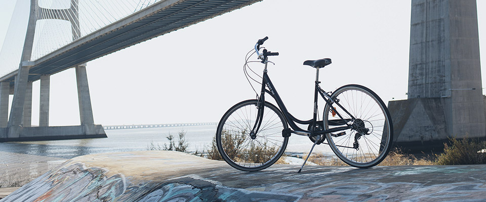 Фото велосипеда под мостом